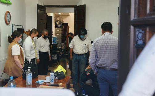 El consejero del OPLE Veracruz, Quintín Quintín Dovarganes Escandón, sufrió un accidente en su oficina, por lo que se requirió de personal de emergencias. Según versiones no oficiales cayó al subir a una silla no adecuada para alcanzar algún objeto.  