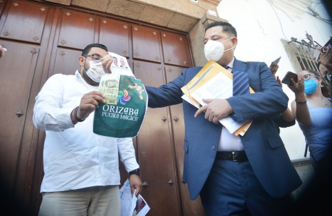 Los representantes de MORENA ante los órganos electorales, David Agustín Jiménez Rojas y Gabriel Zúñiga, denunciaron ante el OPLE presuntos reparto de apoyos por parte del precandidato del PRI a la diputación por el Distrito de Orizaba, Igor Rojí. 