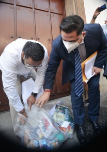 Los representantes de MORENA ante los órganos electorales, David Agustín Jiménez Rojas y Gabriel Zúñiga, denunciaron ante el OPLE presuntos reparto de apoyos por parte del precandidato del PRI a la diputación por el Distrito de Orizaba, Igor Rojí. 