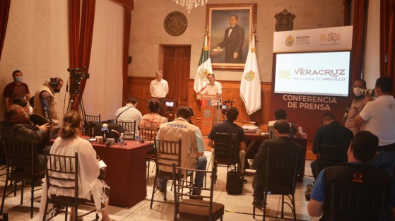 Junto al secretario de Desarrollo Social, Guillermo Fernández, el gobernador Cuitláhuac García Jiménez reportó avances en las jornadas de vacunación contra COVID en la entidad.