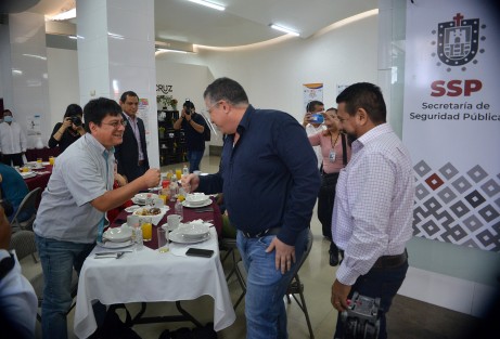 El coordinador de Comunicación Social, Iván Joseph Luna y el Secretario de Seguridad Pública, Hugo Gutiérrez Maldonado desayunaron con medios de comunicación en el comedor del cuartel Heriberto Jara previo a la conferencia de prensa donde se informó a la sociedad veracruzana los resultados de la Estrategia Estatal de Seguridad Pública. 