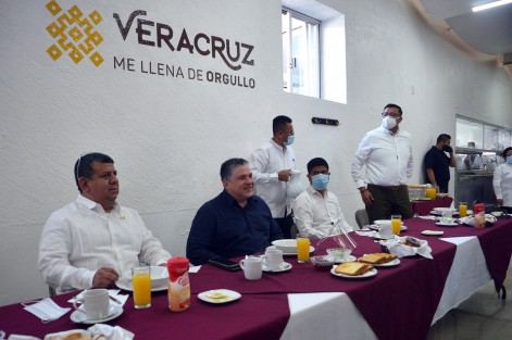 El coordinador de Comunicación Social, Iván Joseph Luna y el Secretario de Seguridad Pública, Hugo Gutiérrez Maldonado desayunaron con medios de comunicación en el comedor del cuartel Heriberto Jara previo a la conferencia de prensa donde se informó a la sociedad veracruzana los resultados de la Estrategia Estatal de Seguridad Pública. 