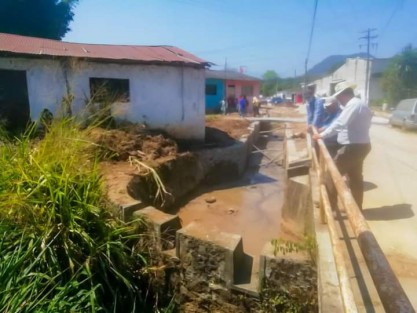 En recorrido de obra el Alcalde Mario Antonio Chama Díaz acompañado del Director de Obra Pública, Alberto Lucas Marín,   supervisó los trabajos de construcción de canales para drenaje en las calles Prolongación de Miguel Hidalgo e Independencia Poniente, donde personal de Obras Públicas continúa con los trabajos de la obra que beneficiará a importante número de familias de la zona noroeste de la cabecera municipal.