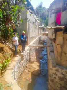En recorrido de obra el Alcalde Mario Antonio Chama Díaz acompañado del Director de Obra Pública, Alberto Lucas Marín,   supervisó los trabajos de construcción de canales para drenaje en las calles Prolongación de Miguel Hidalgo e Independencia Poniente, donde personal de Obras Públicas continúa con los trabajos de la obra que beneficiará a importante número de familias de la zona noroeste de la cabecera municipal. 
