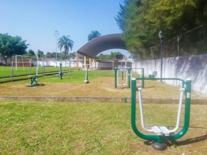 Personal de Obras Públicas y Fomento Deportivo del H. Ayuntamiento de Teocelo, afinan detalles en la Unidad Deportiva Raúl Olmos Martínez, de cara a su reapertura el día lunes 29 de marzo. 