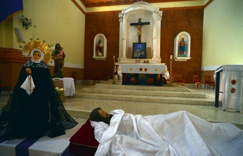 Previo a la  Semana Santa, la Iglesia Católica conmemora el Viernes de Dolores, por lo que en esa fecha se expone la imagen de la Virgen de los Dolores, como un recordatorio del sufrimiento que tendrá la Virgen María durante los días de la Pasión y Muerte de su hijo Jesús.  Aquí la iglesia de Los Corazones, en el centro de la capital veracruzana. 