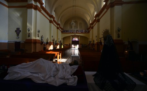 Previo a la  Semana Santa, la Iglesia Católica conmemora el Viernes de Dolores, por lo que en esa fecha se expone la imagen de la Virgen de los Dolores, como un recordatorio del sufrimiento que tendrá la Virgen María durante los días de la Pasión y Muerte de su hijo Jesús.  Aquí la iglesia de Los Corazones, en el centro de la capital veracruzana. 