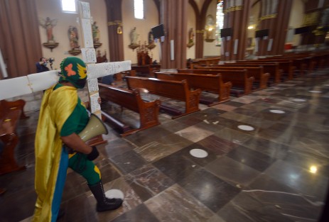 Como desde hace 36 años, el <em>Ecologista Universal</em> llegó a la Catedral de Xalapa para recibir la bendición e iniciar su Viacrucis hacia la planta Nucleoeléctrica Laguna Verde. En esta ocasión también pasará por Alto Lucero para protestar por la mina Caballo Blanco que se encuentra en esa localidad.