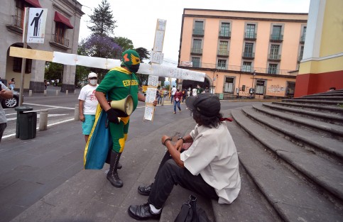 Como desde hace 36 años, el <em>Ecologista Universal</em> llegó a la Catedral de Xalapa para recibir la bendición e iniciar su Viacrucis hacia la planta Nucleoeléctrica Laguna Verde. En esta ocasión también pasará por Alto Lucero para protestar por la mina Caballo Blanco que se encuentra en esa localidad.