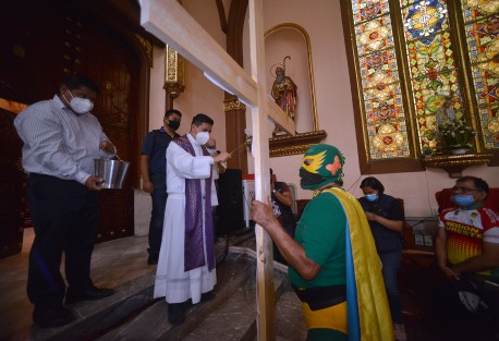 Como desde hace 36 años, el <em>Ecologista Universal</em> llegó a la Catedral de Xalapa para recibir la bendición e iniciar su Viacrucis hacia la planta Nucleoeléctrica Laguna Verde. En esta ocasión también pasará por Alto Lucero para protestar por la mina Caballo Blanco que se encuentra en esa localidad.