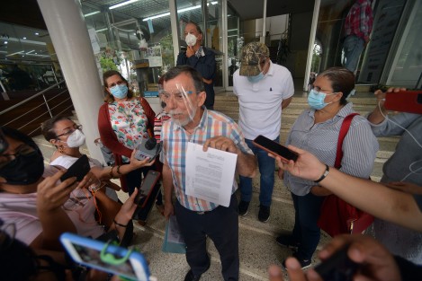 El vocero de los concesionarios de los centros de verificación, Eduardo Mario Cazares Sort de Sanz, detalló que ya lograron 36 amparos para que la Sedema les venda los hologramas; además piden hora y fecha al gobernador para dialogar con él.
