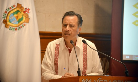 El Gobernador de Veracruz, Cuitláhuac García Jiménez, descartó la salida de su gabinete del Secretario de Gobierno, Eric Cisneros Burgos, pues al mismo le tiene asignadas muchas funciones. Recordó a los comunicadores las repetidas veces en que se ha rumorado su propia salida.  