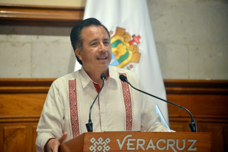 El Gobernador Cuitláhuac García anunció el decreto para la entrada en vigencia del 29 de marzo al 11 de abril del presente, en todos el estado, de la campaña <em>No te confíes, cuida tu salud</em>, que busca disminuir los riesgos de un nuevo incremento en casos de COVID-19 ante el color verde con que se marcó a la entidad, precisamente en este periodo vacacional. 
