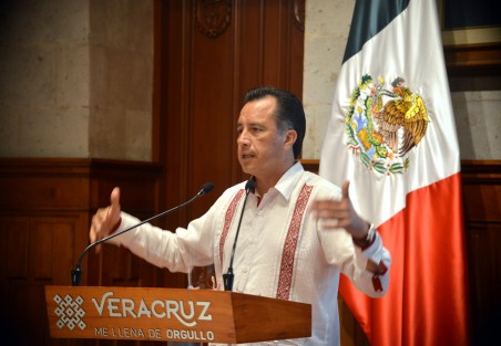 El Gobernador Cuitláhuac García anunció el decreto para la entrada en vigencia del 29 de marzo al 11 de abril del presente, en todos el estado, de la campaña No te confíes, cuida tu salud. Entre los objetivos de la campaña está que se mantenga vigente y observable el semáforo epidemiológico por microregiones; y se autoriza al nivel municipal a coadyuvar en la observancia. Podrían algunos alcaldes, dependiendo de su semáforo, tomar medidas adicionales.  