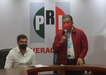 El aspirante a la alcaldía de Xalapa, David Velasco Chedraui, lamentó que se antepongan intereses personales al interés colectivo. El empresario , expuso que el escenario actual lo obliga a reflexionar sobre la imperiosa necesidad de que se mantengan unidos para mejorar la economía e infraestructura de la ciudad de Xalapa.  