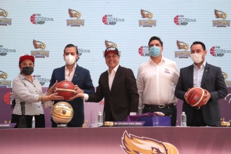 El gobernador Cuitláhuac García; la rectora de la UV, Sara Ladrón de Guevara; autoridades de la Liga SisNova LNBP y el presidente del club, Ángel Fernando Morales, presentaron a los Halcones de Xalapa, en el Gimnasio Universitario. 