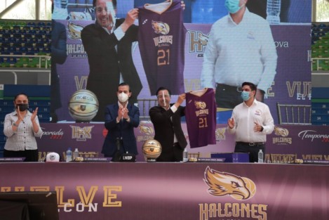 El gobernador Cuitláhuac García; la rectora de la UV, Sara Ladrón de Guevara; autoridades de la Liga SisNova LNBP y el presidente del club, Ángel Fernando Morales, presentaron a los Halcones de Xalapa, en el Gimnasio Universitario. 