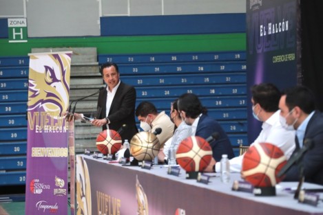 El gobernador Cuitláhuac García; la rectora de la UV, Sara Ladrón de Guevara; autoridades de la Liga SisNova LNBP y el presidente del club, Ángel Fernando Morales, presentaron a los Halcones de Xalapa, en el Gimnasio Universitario. 