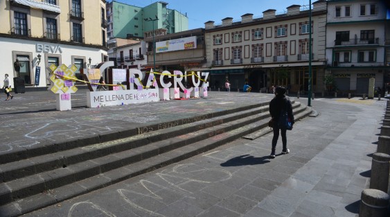 Un grupo de feministas protestaron la tarde del miércoles en plaza Lerdo pintando y poniendo la famosa cinta amarilla y alrededor de las letras de Veracruz por los feminicidios además de realizar algunos performances. 