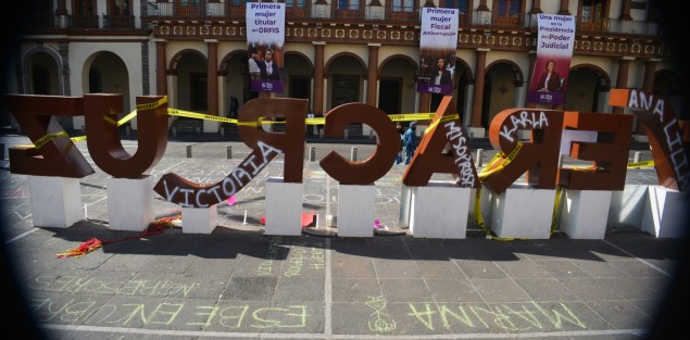 Un grupo de feministas protestaron la tarde del miércoles en plaza Lerdo pintando y poniendo la famosa cinta amarilla y alrededor de las letras de Veracruz por los feminicidios además de realizar algunos performances. 