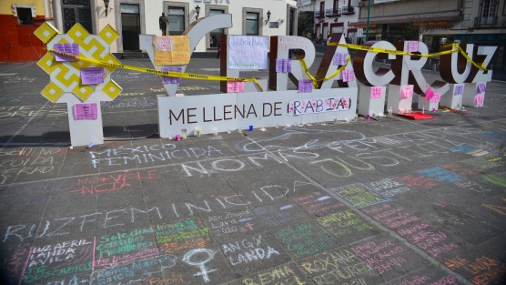 Un grupo de feministas protestaron la tarde del miércoles en plaza Lerdo pintando y poniendo la famosa cinta amarilla y alrededor de las letras de Veracruz por los feminicidios además de realizar algunos performances. 