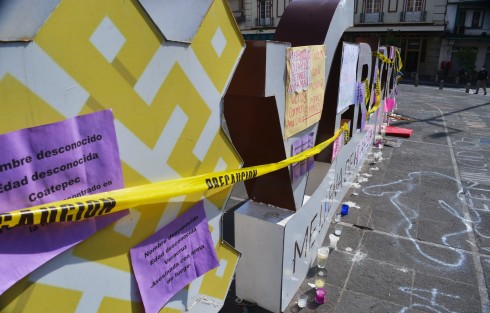 Un grupo de feministas protestaron la tarde del miércoles en plaza Lerdo pintando y poniendo la famosa cinta amarilla y alrededor de las letras de Veracruz por los feminicidios además de realizar algunos performances. 