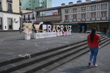Un grupo de feministas protestaron la tarde del miércoles en plaza Lerdo pintando y poniendo la famosa cinta amarilla y alrededor de las letras de Veracruz por los feminicidios además de realizar algunos performances. 