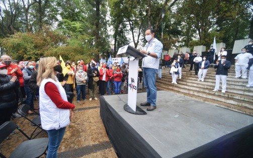 ¡Arranca Américo! Acompañado de xalapeños, de su familia y de su compañero de fórmula, el panista Agustín Basilio de la Vega, Zúñiga Martínez dijo que inicia con mucho ánimo, con mucho entusiasmo, siempre pensando en la dignificación de la política.
