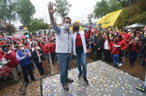 ¡Arranca Américo! Acompañado de xalapeños, de su familia y de su compañero de fórmula, el panista Agustín Basilio de la Vega, Zúñiga Martínez dijo que inicia con mucho ánimo, con mucho entusiasmo, siempre pensando en la dignificación de la política. 