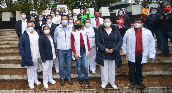 En la explanada del monumento al ex gobernador Adalberto Tejeda, ubicada en la Avenida Xalapa casi esquina Américas, Américo Zúñiga Martínez dijo que la crisis sanitaria nos ha golpeado a todos, pero sin lugar a dudas los trabajadores de la salud y sus familias se han llevado la peor parte.