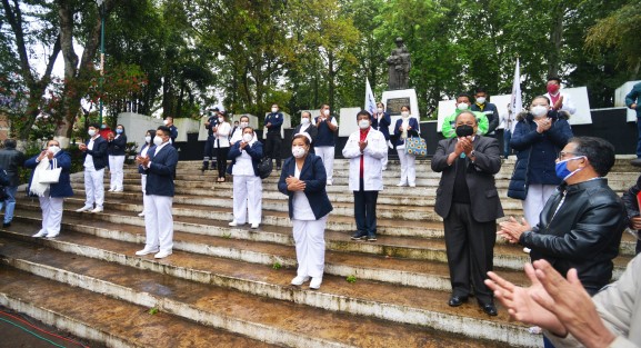 En la explanada del monumento al ex gobernador Adalberto Tejeda, ubicada en la Avenida Xalapa casi esquina Américas, Américo Zúñiga Martínez dijo que la crisis sanitaria nos ha golpeado a todos, pero sin lugar a dudas los trabajadores de la salud y sus familias se han llevado la peor parte.