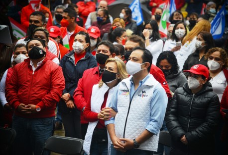 Se compromete Américo Zúñiga con la enfermera Lupita a defender los derechos de los trabajadores de la salud. 