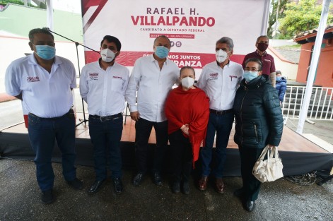 Con protocolos sanitización y sana distancia aplicado a todos los asistentes,  Rafael Hernández Villalpando con certificado médico en mano, inició campaña para buscar su reelección como diputado por el distrito X de Xalapa, por el partido Morena en plaza Xallitic de la capital del estado .