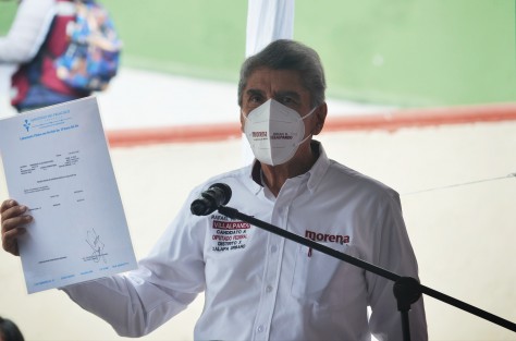Con protocolos sanitización y sana distancia aplicado a todos los asistentes,  Rafael Hernández Villalpando con certificado médico en mano, inició campaña para buscar su reelección como diputado por el distrito X de Xalapa, por el partido Morena en plaza Xallitic de la capital del estado .