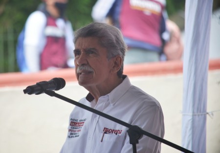 Con protocolos sanitización y sana distancia aplicado a todos los asistentes,  Rafael Hernández Villalpando con certificado médico en mano, inició campaña para buscar su reelección como diputado por el distrito X de Xalapa, por el partido Morena en plaza Xallitic de la capital del estado .