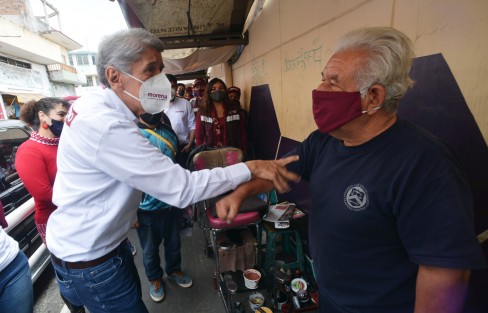 Rafael Hernández Villalpando cerró su acto recorriendo calles del Barrio de Xallitic, invitando a sumarse al Movimiento de Regeneración Nacional para acabar con el saqueo de los recursos del país y hacer llegar los beneficios de la riqueza nacional a quienes históricamente han sido los marginados.