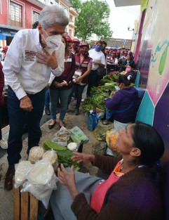 Rafael Hernández Villalpando cerró su acto recorriendo calles del Barrio de Xallitic, invitando a sumarse al Movimiento de Regeneración Nacional para acabar con el saqueo de los recursos del país y hacer llegar los beneficios de la riqueza nacional a quienes históricamente han sido los marginados.