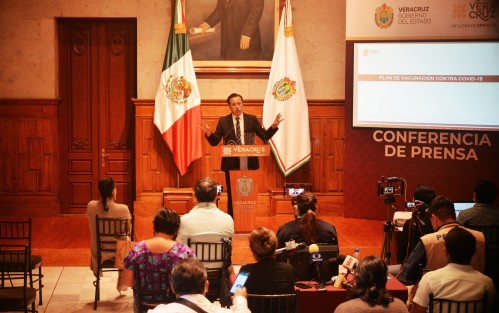 El gobernador Cuitláhuac García Jiménez en rueda de prensa dio a conocer el Plan de Vacunación contra COVID-19 de esta semana, la cual inició hoy en 21 municipios, mañana serán 26 y el miércoles serán 27, el día más ocupado.