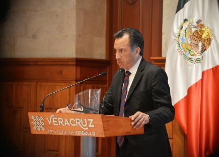 El mandatario estatal lanzó un llamado a los jóvenes veracruzanos a alejarse de las drogas, ya que dijo, les complica la vida a ellos y a toda su familia. 