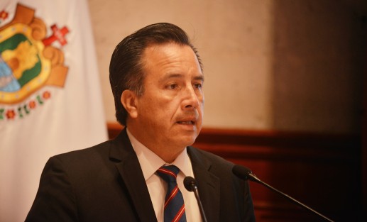 El mandatario estatal lanzó un llamado a los jóvenes veracruzanos a alejarse de las drogas, ya que dijo, les complica la vida a ellos y a toda su familia. 