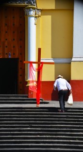 Un hombre de la tercera edad camina hacia la catedral de Xalapa, al encuentro de el Señor. 