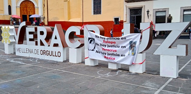Las letras turisticas de la Plaza Lerdo en Xalapa se ha convertido en el nuevo buzón de quejas donde los manifestantes pintan, cuelgan y expresan su sentir dependiendo su problema.  