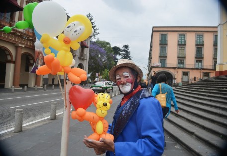 El payaso Menudito sale todos los días a tratar de vender sus globos en el centro de la ciudad de Xalapa, para poder comer algo; también ofrece shows a fiestas particulares, pero desde que empezó la pandemia no ha tenido suerte.  Si lo ve compréle, sería de mucha ayuda.