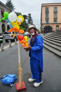 El payaso Menudito sale todos los días a tratar de vender sus globos en el centro de la ciudad de Xalapa, para poder comer algo; también ofrece shows a fiestas particulares, pero desde que empezó la pandemia no ha tenido suerte.  Si lo ve compréle, sería de mucha ayuda.