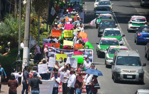 Militantes de MORENA encabezados por el delegado nacional  Héctor Quintanar García, marcharon desde el Teatro del Estado para denunciar imposición de candidatos en todo el estado de Veracruz. Los quejosos denunciaron que en todos los municipio se están incurriendo en <em>dedazos</em> para las diputaciones y alcaldías.