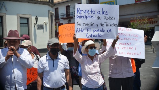 Militantes de MORENA encabezados por el delegado nacional  Héctor Quintanar García, marcharon desde el Teatro del Estado para denunciar imposición de candidatos en todo el estado de Veracruz. Los quejosos denunciaron que en todos los municipio se están incurriendo en <em>dedazos</em> para las diputaciones y alcaldías.