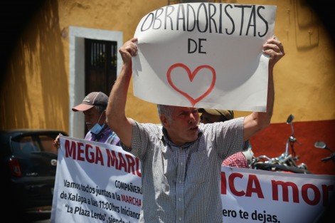 Militantes de MORENA encabezados por el delegado nacional  Héctor Quintanar García, marcharon desde el Teatro del Estado para denunciar imposición de candidatos en todo el estado de Veracruz. Los quejosos denunciaron que en todos los municipio se están incurriendo en <em>dedazos</em> para las diputaciones y alcaldías.