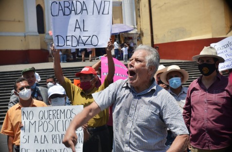 Militantes de MORENA encabezados por el delegado nacional  Héctor Quintanar García, marcharon desde el Teatro del Estado para denunciar imposición de candidatos en todo el estado de Veracruz. Los quejosos denunciaron que en todos los municipio se están incurriendo en <em>dedazos</em> para las diputaciones y alcaldías.