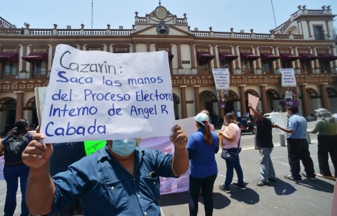 Militantes de MORENA encabezados por el delegado nacional  Héctor Quintanar García, marcharon desde el Teatro del Estado para denunciar imposición de candidatos en todo el estado de Veracruz. Los quejosos denunciaron que en todos los municipio se están incurriendo en <em>dedazos</em> para las diputaciones y alcaldías.