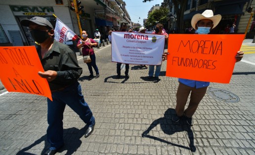 Militantes de MORENA encabezados por el delegado nacional  Héctor Quintanar García, marcharon desde el Teatro del Estado para denunciar imposición de candidatos en todo el estado de Veracruz. Los quejosos denunciaron que en todos los municipio se están incurriendo en <em>dedazos</em> para las diputaciones y alcaldías.